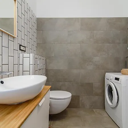Central 2 Bed-rooms With Free Parking